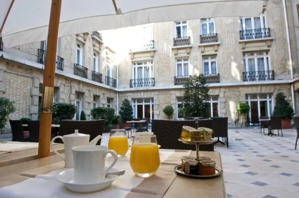 Fraser Suites Le Claridge Champs Elysées - patio