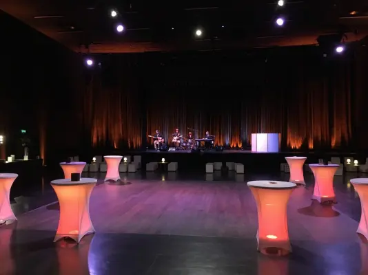 Casino Joa La Seyne - Salle de spectacle - mise en place cocktail