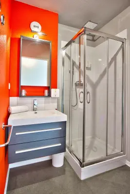 Adonis Bayonne - Salle de bain avec douche 