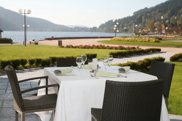 Hôtel Beau Rivage Gérardmer - terrasse restaurant coté lac
