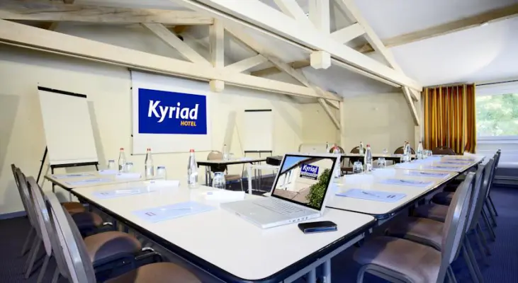 Kyriad Marseille Est - Gemenos - Salle de réunion