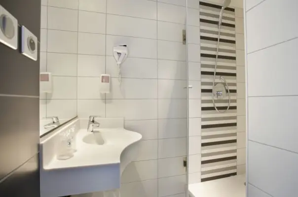 Kyriad Direct Limoges Nord - salle de bain