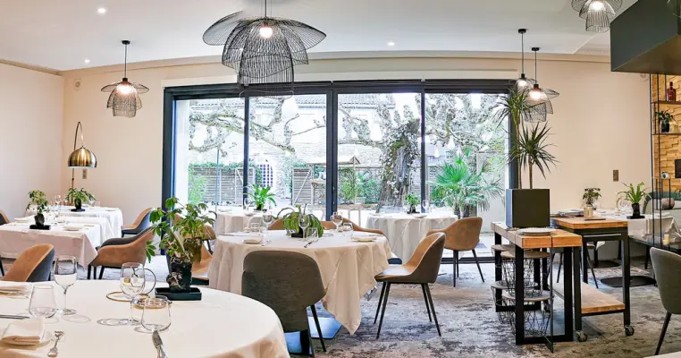 Hôtel-Restaurant Maison Claude Darroze - Une salle de restaurant contemporaine, lumineuse donnant sur une splendide terrasse