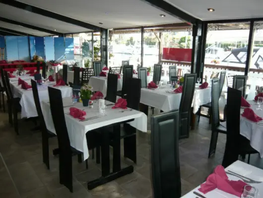 Hôtel Port Beach - tables du restaurant