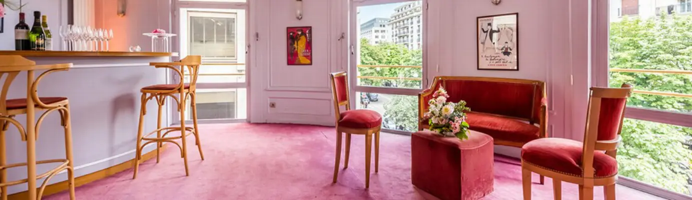 Comedie et Studio des Champs-Elysées - Adjacent au Foyer-Bar, ce salon est un écrin de 15m2 avec de
larges fenêtres en rotonde et un bar privé, parfaitement adapté
pour servir de bar VIP ou de salle d’interview