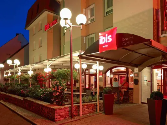 Ibis Beaune Centre - L'hôtel en soirée