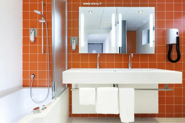 Ibis Styles Paris Porte d'Orléans - Salle de bain avec baignoire, double vasque 