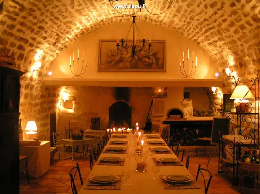 Le Vieil Aiglun - Grande salle voûtée pour repas, séminaire, stage, avec cuisine attenante.