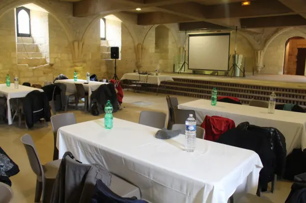 Abbaye de Fontdouce - Salle des moines - reunion de travail