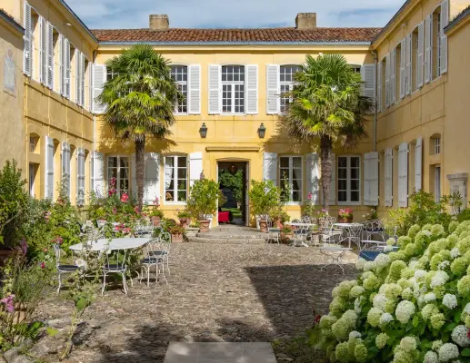 La Baronnie Hôtel et Spa - Le Bar 1721, entre cour et jardin © Erwan Fiquet