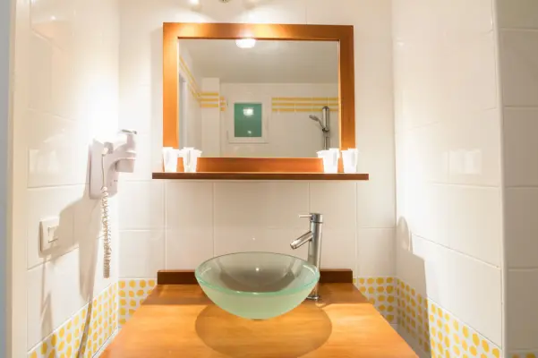 Les Collines Iduki - Salle de bain lumineuse 1 vasque 