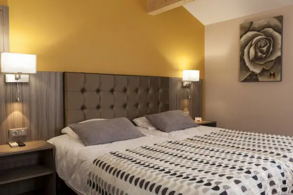 Brit Hotel Foix - Une chambre standard avec lit double