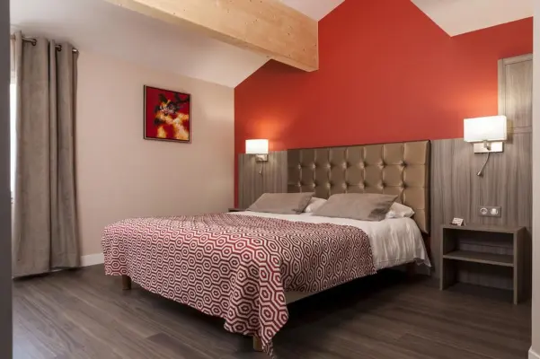 Brit Hotel Foix - Une chambre standard avec lit double
