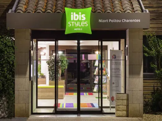 Ibis Styles Niort Poitou-Charentes - Entrée de l'hôtel