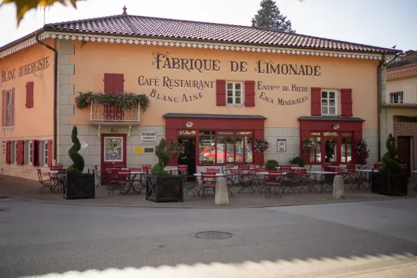 Hôtel Relais  Châteaux Parc et Spa Georges Blanc - Façade Brasserie Ancienne Auberge Georges Blanc 