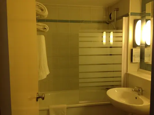 Campanile Saumur - salle de bain