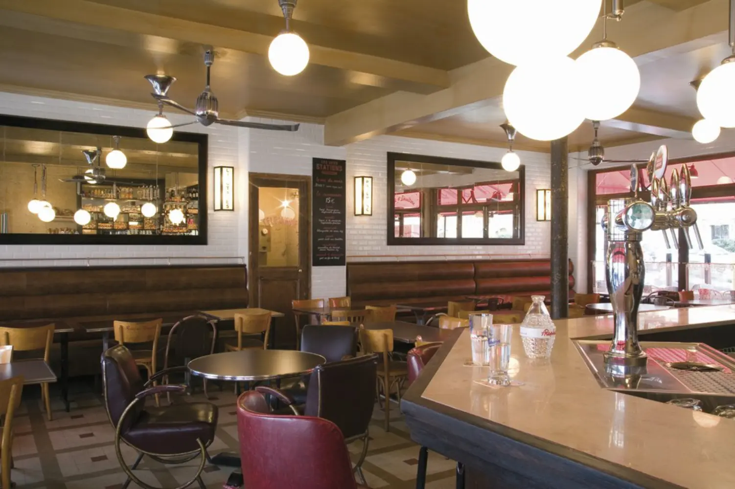 Les Deux Stations - PARIS (Paris)