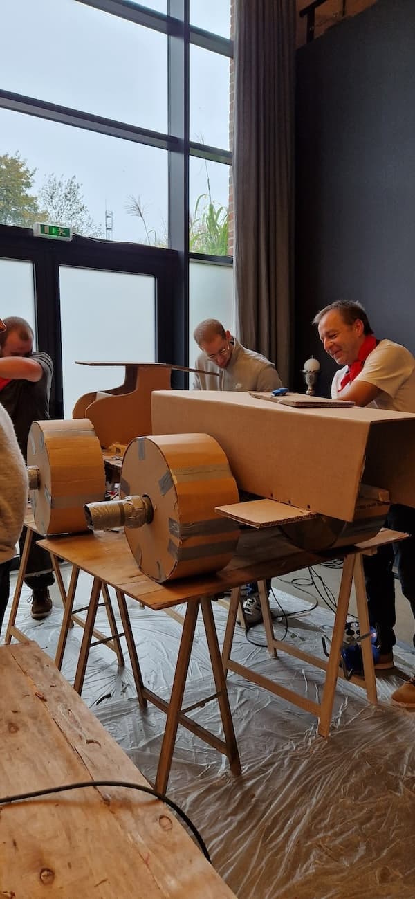 Construction de F1 en carton - Saint-Omer (Pas-de-Calais)