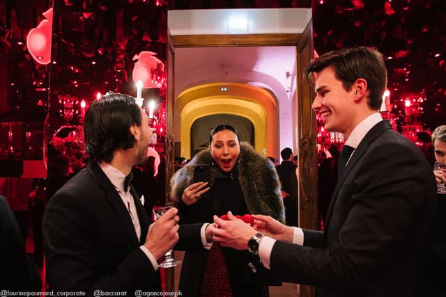 Close-Up Déambulatoire : L'art de la magie en mouvement - PARIS (75)