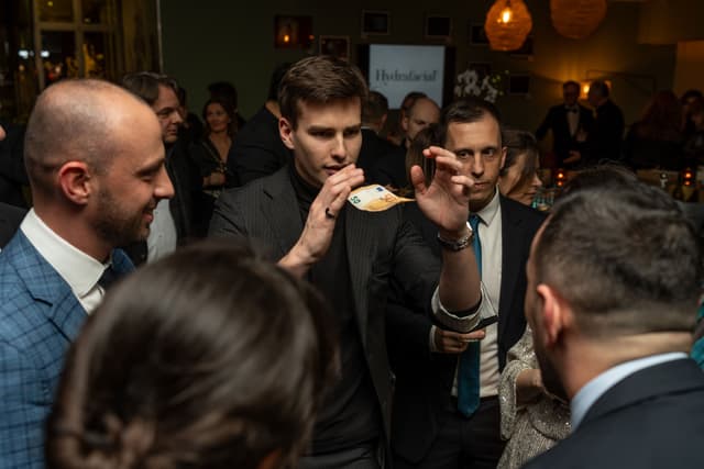 Close-Up Déambulatoire : L'art de la magie en mouvement - PARIS (Paris)