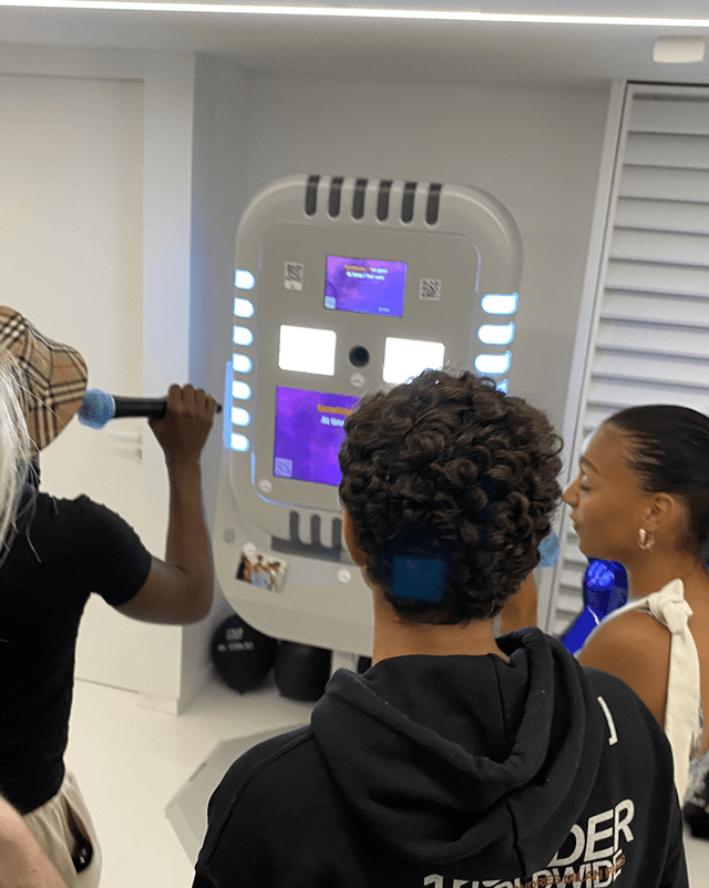 Borne photo karaoké : Une exclusivité mondiale - VERNOUILLET (Yvelines)