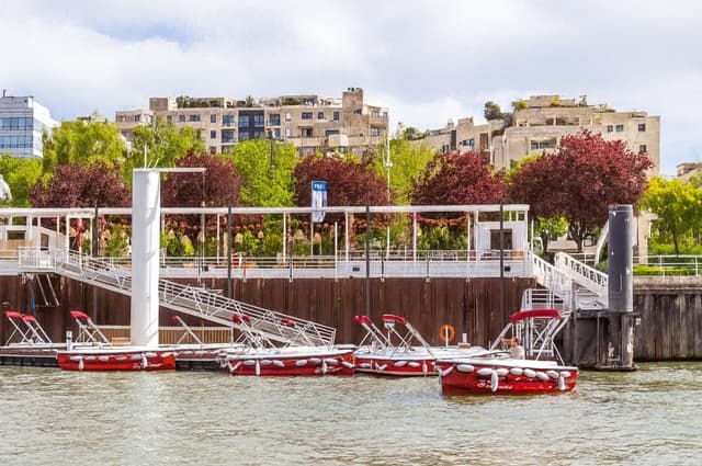Chasse au trésor sur l'eau en bateau électrique sans permis - Paris La Défense (92)
