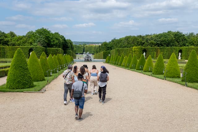 Enquête historique dans les Jardins de Versailles - Paris (Paris)