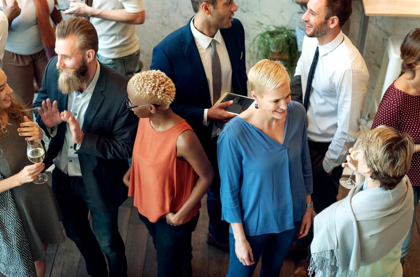 Participants à un événement professionnel en train de réseauter
