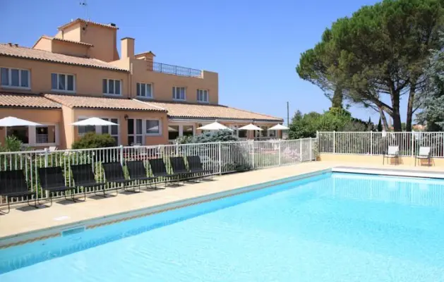 Hotel Restaurant SPA Le Rabelais - Heated swimming pool in season