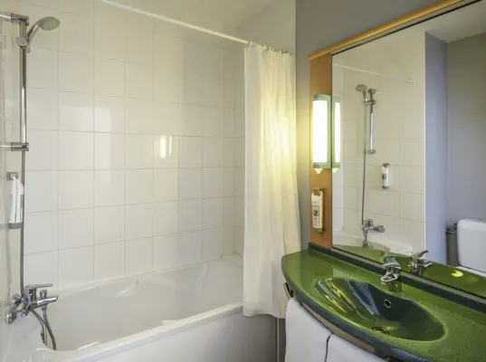 Ibis Lyon Est Bron - Salle de bain avec baignoire ou douche 