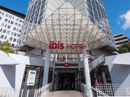 Ibis Bordeaux Centre Meriadeck - Entrée de l'hôtel