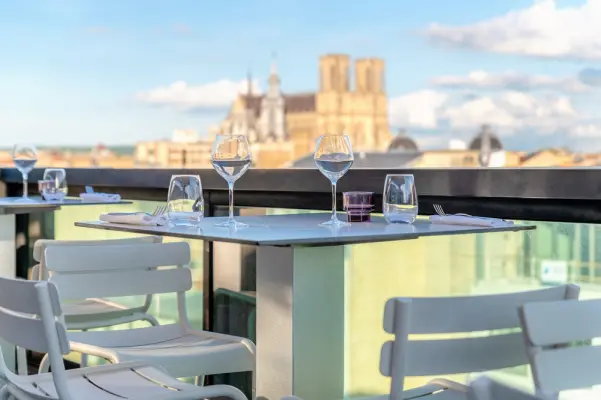 Holiday Inn Reims Center - Cathedral view terrace