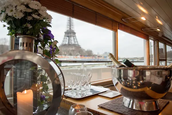 Yacht Joséphine - Vue sur la Tour Eiffel