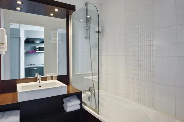Sure Hotel by Best Western Nantes Beaujoire - Bathroom