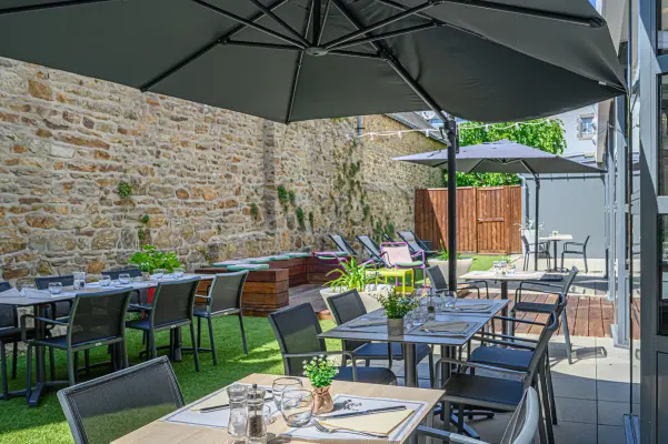 Best Western Plus Vannes Centre-ville - Terrasse du restaurant dans le patio