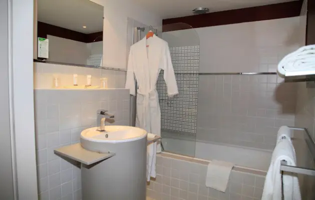 Appart Hôtel Odalys Le Cheval Blanc - salle de bain