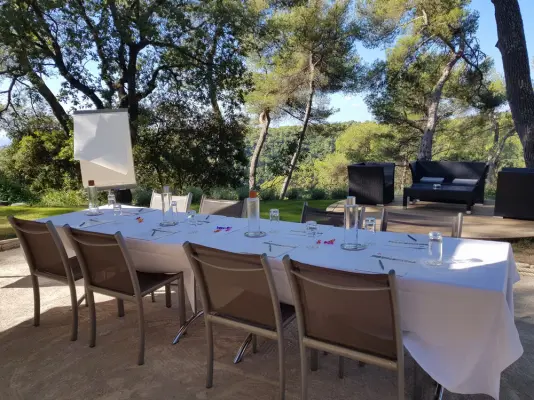 Hotel Restaurant and Spa Cantemerle - your outdoor meetings in the shade of the pines
