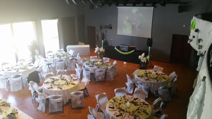 Centro de congresos La Fleuriaye - Cena de boda en la sala Nicole Etienne