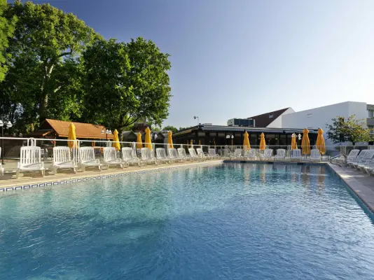 Novotel Paris Saclay - Outdoor swimming pool