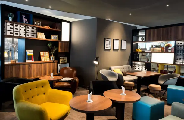 Hotel L'Elysée Val d'Europe - Bar-Loungebereich Le Diplomate