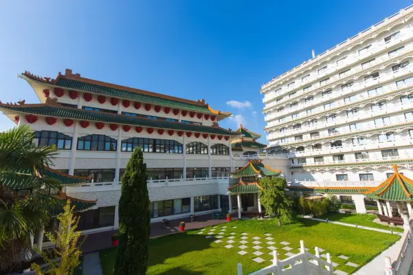 Huatian Chinagora Hotel - Vue côté jardin