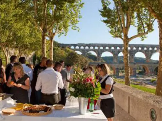Site du Pont du Gard - Esplanade rive droite - Configuration mariage c Yann de Fraeins
