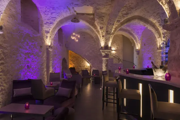 Hôtel Aux Vieux Remparts, The Originals Relais - Lounge Bar - Caveaux 1&2