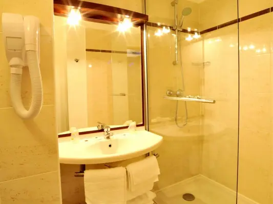 Brit Hotel Châteaudun - salle de bain