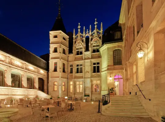 Hôtel de Bourgtheroulde - Cour Intérieure de nuit