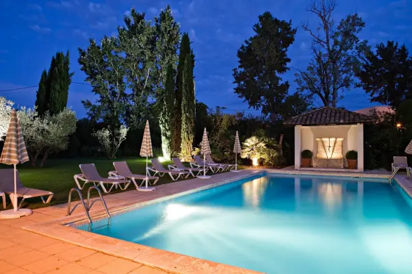 Best Western Plus Le Lavarin - piscine 2