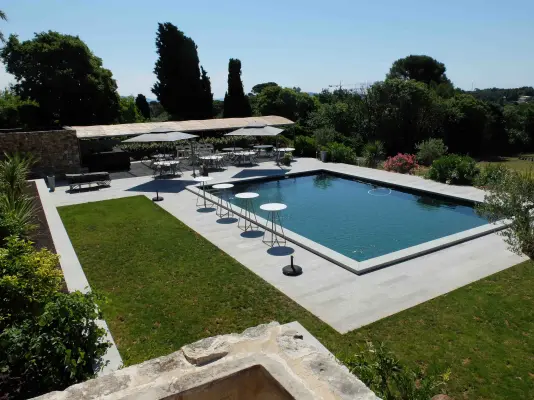La Villa Brignac - le bord de piscine