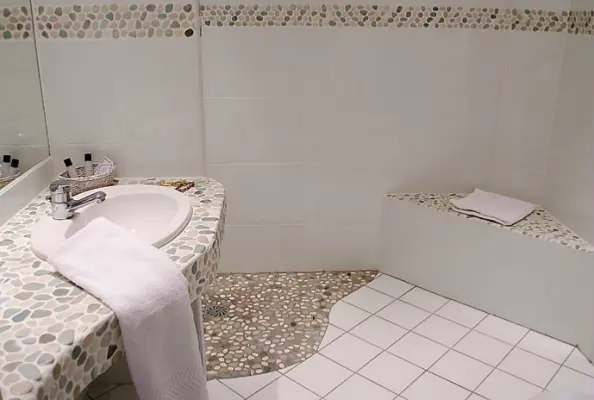 Royal Hotel Montpellier - bathroom