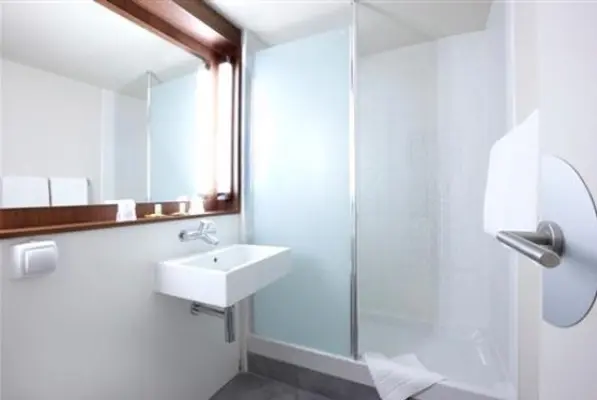 Campanile Montargis - Amilly - salle de bain
