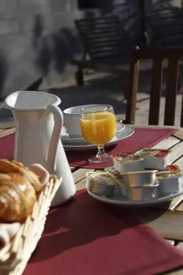 Adonis Carcassonne - Résidence la Barbacane - Petit déjeuner type 